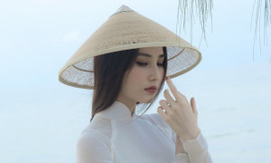 Diễm My 9x hoá nàng thơ giữa biển trong tà áo dài trắng