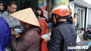 Ngày cuối cùng khuyến mại 50% thẻ điện thoại: Dẫm đạp tranh giành, chi cả chục triệu đồng nạp thẻ