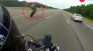 Clip: Ham hố chạy xe bốc đầu, biker lĩnh trái đắng