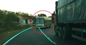 Clip: Ô tô vượt kiểu cảm tử, suýt tông trực diện xe khách