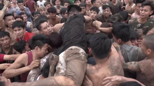 Clip: Hãi hùng cảnh tượng trèo lên đầu nhau cướp quả phết tại hội phết Hiền Quan