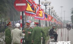 Video: Hàng rào an ninh quây quanh đền Trần trước giờ khai ấn