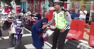 Video: Không đội mũ bảo hiểm, người phụ nữ cắn cảnh sát giao thông khi bị bắt