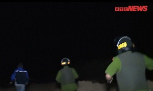 Video: Theo chân công an mật phục trong đêm bắt quả tang đại công trường gỗ lậu