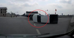 Clip: Ô tô bán tải vượt đèn đỏ, bị xe tải đâm lật giữa ngã tư