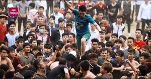 Loạt hình ảnh xấu xí, phản cảm tại các lễ hội đầu xuân 2018