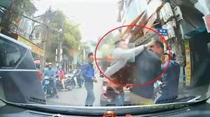 Clip: Tài xế Hyundai i10 bắt vạ nhầm người, lãnh liên hoàn đấm