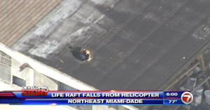 Video: Trực thăng quân sự rơi đồ làm thủng mái nhà dân