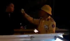 Cảnh sát giao thông vung tay, rọi đèn vào mặt dân bị đình chỉ công tác