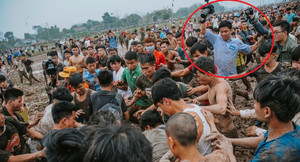 Ảnh: Phóng viên lội bùn, lăn xả ghi cảnh trai làng cướp phết cầu may