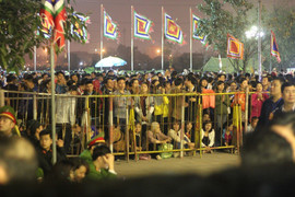 Clip: Người dân vạ vật, xếp hàng dài trước giờ phát ấn đền Trần