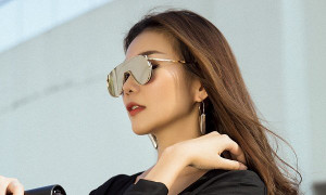 Diện toàn thiết kế đơn giản, Thanh Hằng vẫn toát lên thần thái quyến rũ