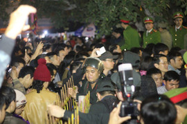 Video: Hỗn loạn, chen nhau 'bẹp người' tại lễ hội đền Trần