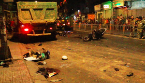 Video: Xe ben cuốn hàng chục xe máy vào gầm khiến 6 người nguy kịch