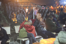 Ảnh: Nghìn người vạ vật trong đêm chờ xin ấn đền Trần