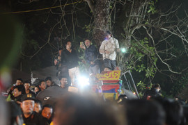 Dân thi nhau đu cây, vượt rào sau giờ khai ấn đền Trần Nam Định 2018