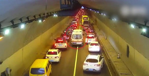 Clip: Hàng trăm ô tô trong hầm rẽ sóng, nhường đường cho xe cứu thương