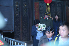 Clip: Đại biểu đền Trần lách khe cửa hẹp mang lễ lộc ra về