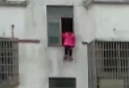 Không thể làm hết bài tập về nhà, bé gái 12 tuổi nhảy lầu tự tử