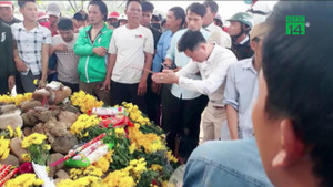 Ùn ùn kéo đến khấn vái 2 con rắn trên mộ vô danh: Tiền dâng cúng lên tới 200 triệu đồng