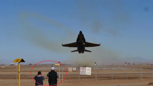 Clip: Tiêm kích 'Ong bắp cày' Mỹ liều lĩnh cất cánh sát đầu người