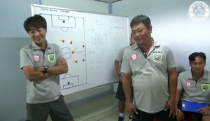 Video: HLV Miura khiến cầu thủ TP.HCM ngỡ ngàng ngay trong phòng họp