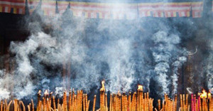 Đầu năm, lễ bái hít khói hương nhiều độc hại thế nào?