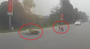 Clip: Phản ứng kỳ lạ của cô gái sau khi ngã xe máy