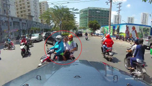 Clip: Được nhường đường giữa trưa nắng, 3 mẹ con cúi đầu cảm ơn tài xế