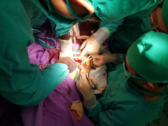 Uống 5 thìa thuốc cam, trẻ bị viêm loét họng phải cấp cứu