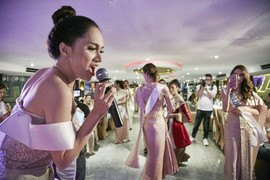 Giữa dàn thí sinh diện trang phục truyền thống Thái Lan, Hương Giang vẫn 'nổi bần bật'