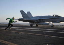 Video: Thiết bị không ngờ giúp máy bay hạ cánh an toàn trên tàu sân bay Mỹ