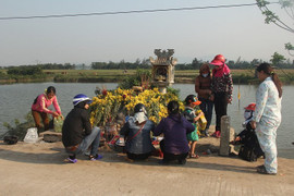 'Rắn thần' bị bắt đi, dân Quảng Bình vẫn kéo đến mộ vô danh thắp hương