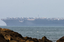 Cận cảnh tàu sân bay Mỹ USS Carl Vinson đậu trong cảng Tiên Sa