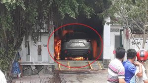 Clip: Ô tô Mazda CX-5 cháy ngùn ngụt khi đậu trong sân nhà