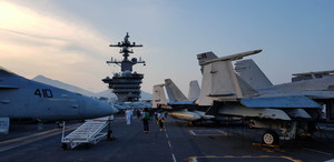 Video, ảnh: Cận cảnh sàn tàu sân bay USS Carl Vinson vừa tới Đà Nẵng