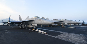 Dàn chiến cơ mạnh mẽ trên boong tàu sân bay USS Carl Vinson đang ở Đà Nẵng