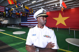 Đại kỳ Việt - Mỹ trong lòng tàu sân bay USS Carl Vinson đang ở Đà Nẵng