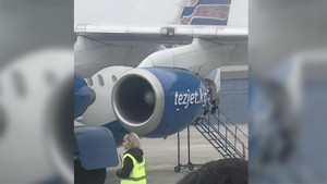 Video: Động cơ vỡ tung trên không trung, máy bay hạ cánh khẩn cấp