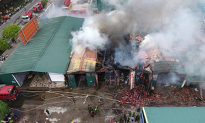 Chê lương thấp, nam công nhân châm lửa đốt xưởng