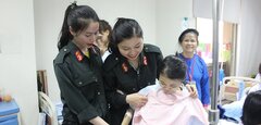 Chiến sĩ cảnh sát cơ động tặng áo dài cho nữ bệnh nhân trước ngày 8/3