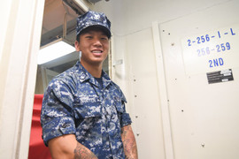 Gặp thủy thủ gốc Việt điển trai trên tàu sân bay USS Carl Vinson đang ở Đà Nẵng