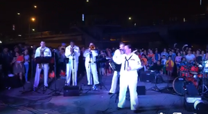 Video: Hạm đội 7 Hải quân Mỹ hát 'Nối vòng tay lớn' ở Đà Nẵng