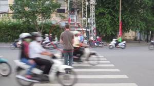 Pha sang đường 'lạnh lùng' giữa phố của anh Tây ở VN khiến cộng đồng mạng thế giới choáng