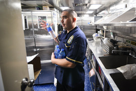 Đầu bếp tiết lộ chuyện ăn uống của sỹ quan tàu khu trục hộ tống USS Carl Vinson ở Đà Nẵng