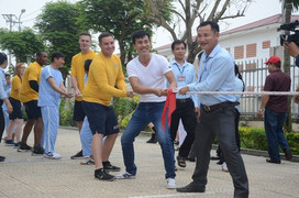 Xem hải quân tàu sân bay Mỹ kéo co, thi bóc tỏi với bệnh nhân tâm thần