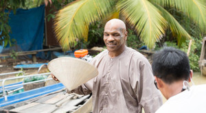Mike Tyson đội nón lá, mặc áo bà ba bán trái cây ở chợ nổi miền Tây