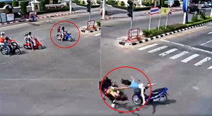 Clip: Qua đường không quan sát, 2 cô gái đi xe máy bị tông bay người
