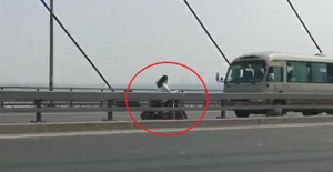 Clip: Cô gái chạy xe đạp điện ngược chiều vun vút trên làn ô tô cầu Nhật Tân