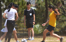 Nữ Hải quân Mỹ giao lưu bóng đá với trẻ em làng SOS Đà Nẵng